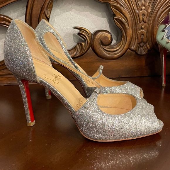 Chanel and Lux Bags - Some still available - see closet! Don’t miss out! 😘 - Picture 12 of 15